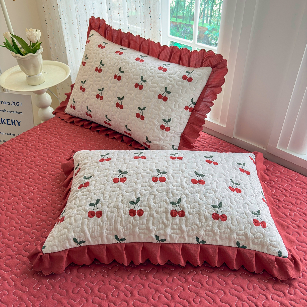 91家纺网 家纺一手货源 找家纺 绒耀家纺 2026春夏直播爆款泡芙棉云感双层纱皱皱纱韩式花边床盖四件套 初恋樱桃