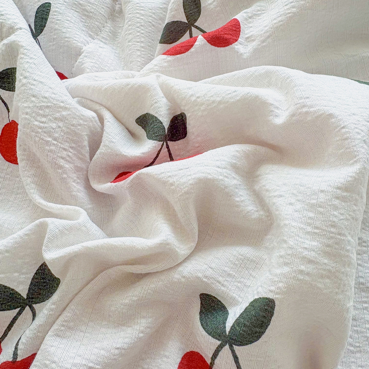 91家纺网 家纺一手货源 找家纺 绒耀家纺 2026春夏直播爆款泡芙棉云感双层纱皱皱纱韩式花边床盖四件套 初恋樱桃