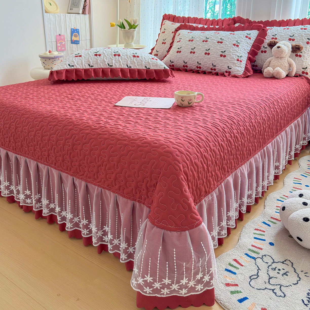 91家纺网 家纺一手货源 找家纺 绒耀家纺 2026春夏直播爆款泡芙棉云感双层纱皱皱纱韩式花边床盖四件套 初恋樱桃