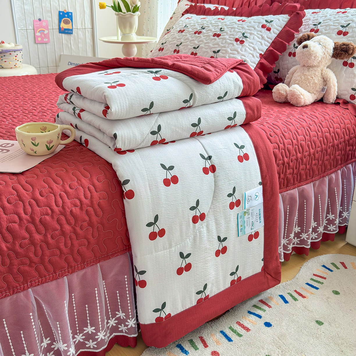 91家纺网 家纺一手货源 找家纺 绒耀家纺 2026春夏直播爆款泡芙棉云感双层纱皱皱纱韩式花边床盖四件套 初恋樱桃