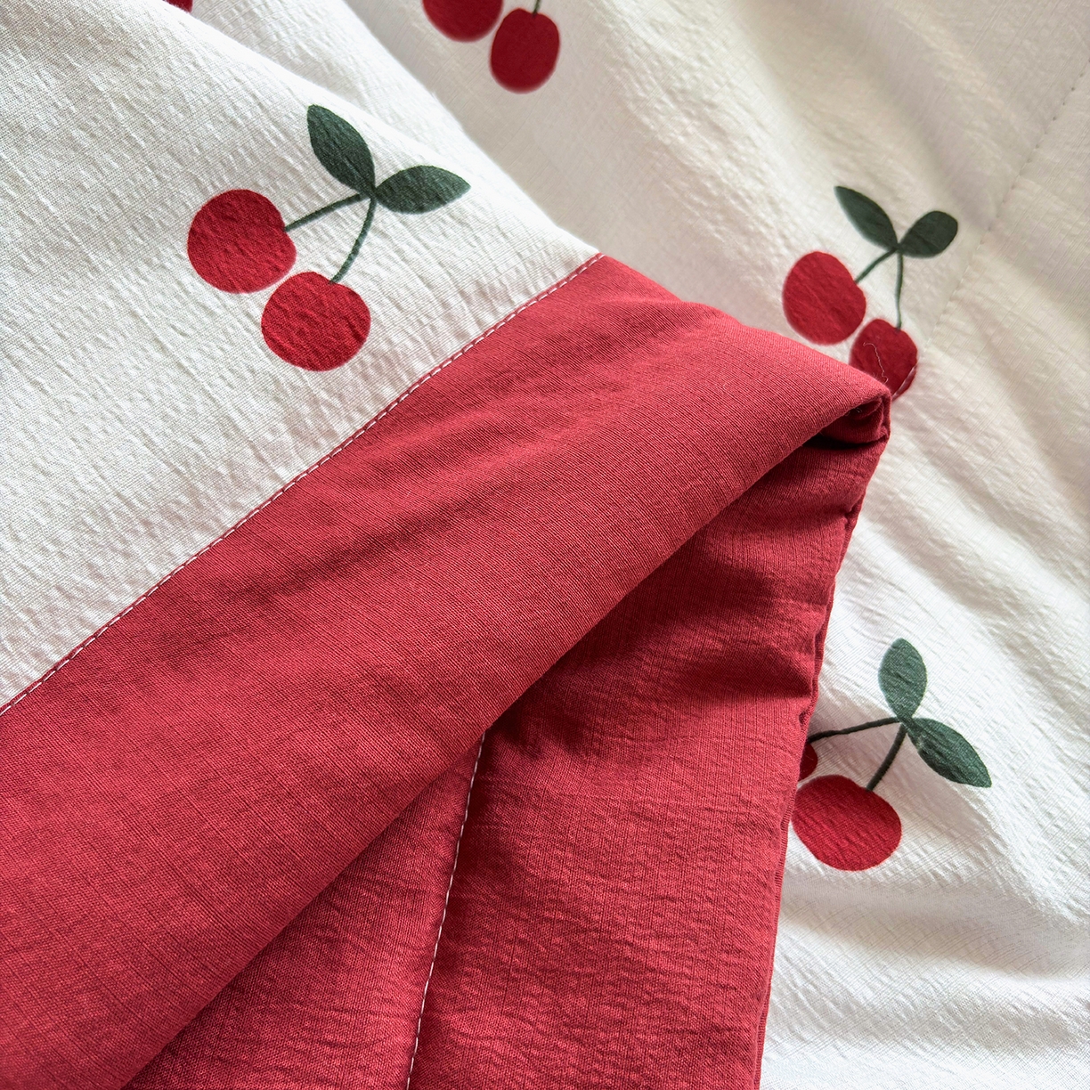 91家纺网 家纺一手货源 找家纺 绒耀家纺 2026春夏直播爆款泡芙棉云感双层纱皱皱纱韩式花边床盖四件套 初恋樱桃