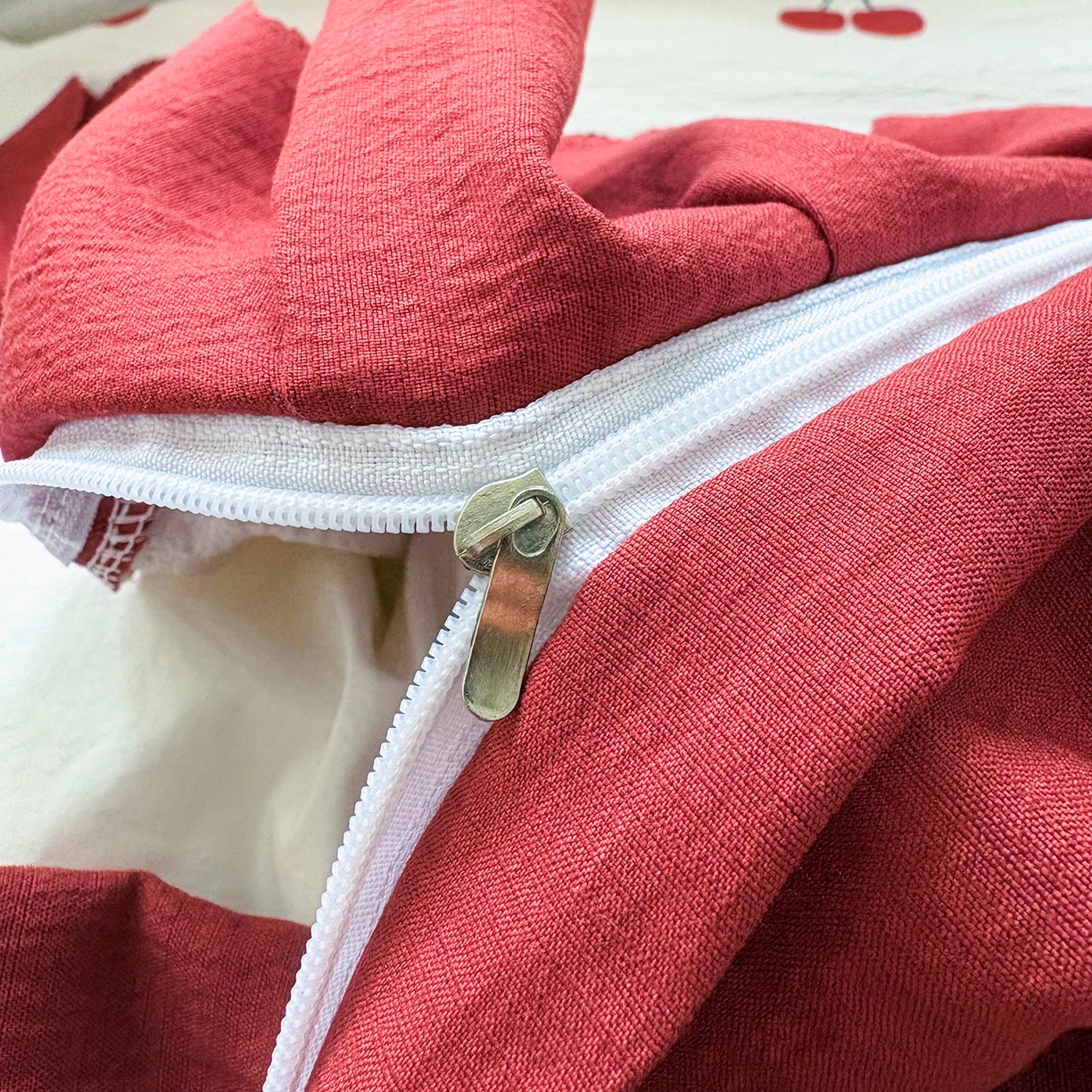 91家纺网 家纺一手货源 找家纺 绒耀家纺 2026春夏直播爆款泡芙棉云感双层纱皱皱纱韩式花边床盖四件套 初恋樱桃