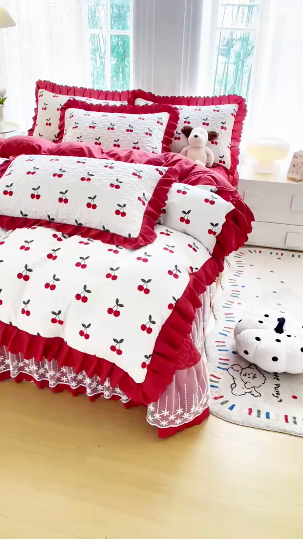 91家纺网 家纺一手货源 找家纺 绒耀家纺 2026春夏直播爆款泡芙棉云感双层纱皱皱纱韩式花边床盖四件套 初恋樱桃