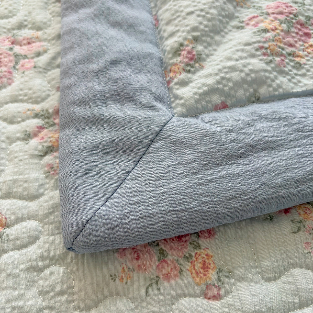 91家纺网 家纺一手货源 找家纺 绒耀家纺 2026春夏直播爆款泡芙棉云感双层纱皱皱纱韩式花边床盖四件套 春天里