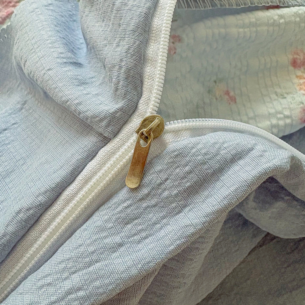 91家纺网 家纺一手货源 找家纺 绒耀家纺 2026春夏直播爆款泡芙棉云感双层纱皱皱纱韩式花边床盖四件套 春天里