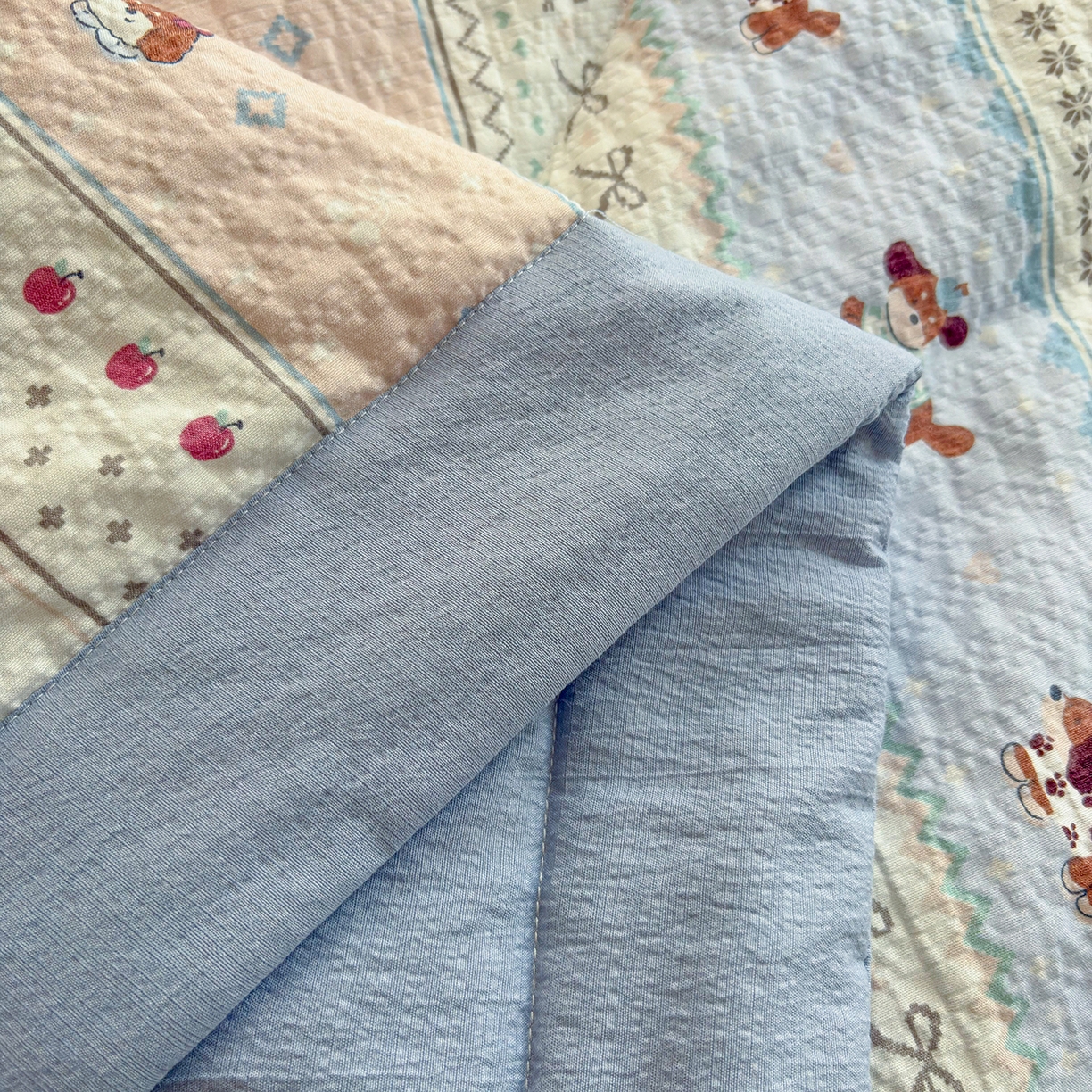 91家纺网 家纺一手货源 找家纺 绒耀家纺 2026春夏直播爆款泡芙棉云感双层纱皱皱纱韩式花边床盖四件套 费尔岛狗狗