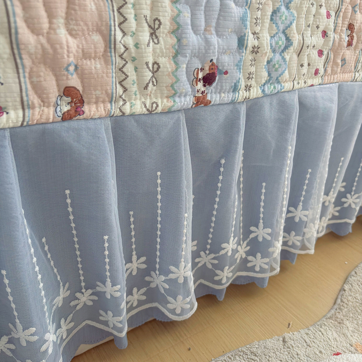 91家纺网 家纺一手货源 找家纺 绒耀家纺 2026春夏直播爆款泡芙棉云感双层纱皱皱纱韩式花边床盖四件套 费尔岛狗狗