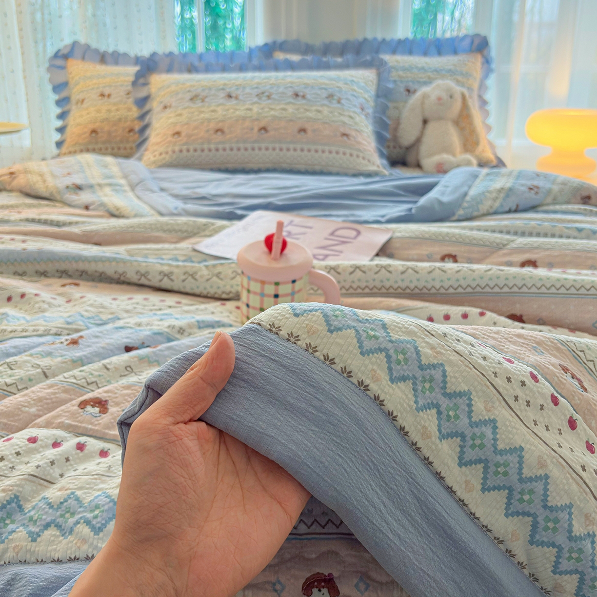 91家纺网 家纺一手货源 找家纺 绒耀家纺 2026春夏直播爆款泡芙棉云感双层纱皱皱纱韩式花边床盖四件套 费尔岛狗狗