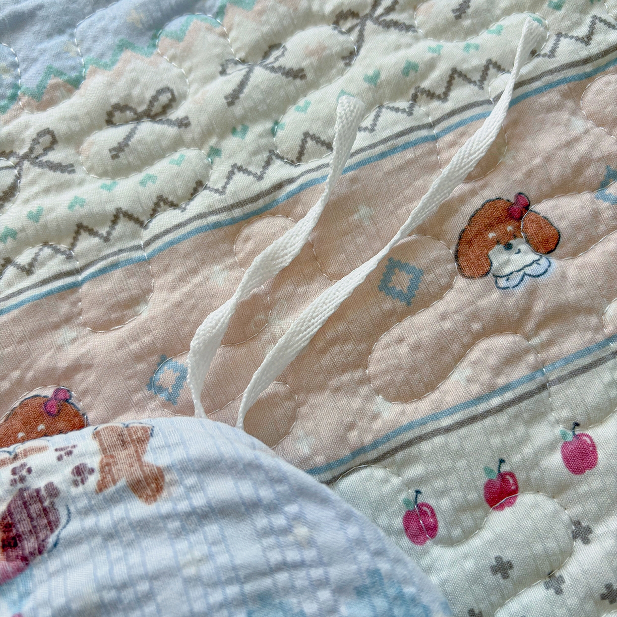 91家纺网 家纺一手货源 找家纺 绒耀家纺 2026春夏直播爆款泡芙棉云感双层纱皱皱纱韩式花边床盖四件套 费尔岛狗狗