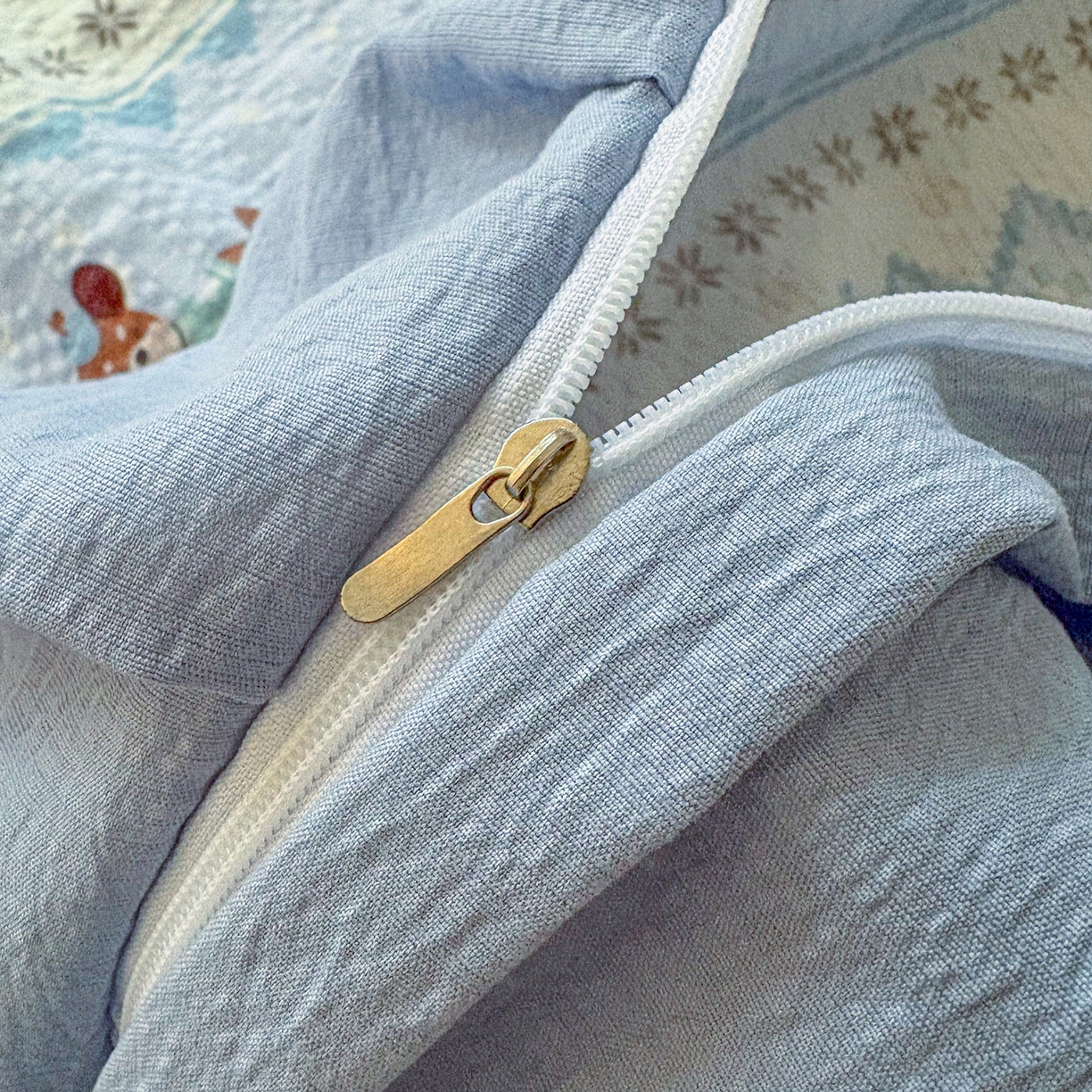 91家纺网 家纺一手货源 找家纺 绒耀家纺 2026春夏直播爆款泡芙棉云感双层纱皱皱纱韩式花边床盖四件套 费尔岛狗狗