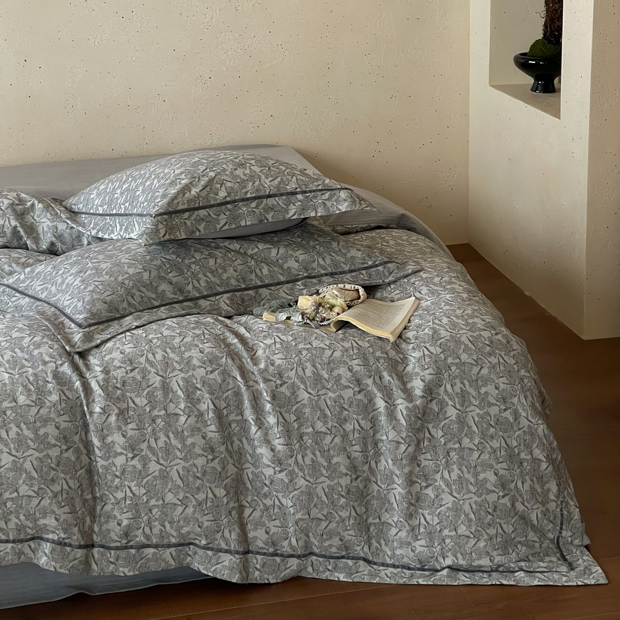 91家纺网 家纺一手货源 找家纺 云上 2026春夏新款全棉纯棉色织提花宽边压丝绒带四件套-乔木（活动后/券后售价 不低于358 上架参考价428起） 乔木-灰