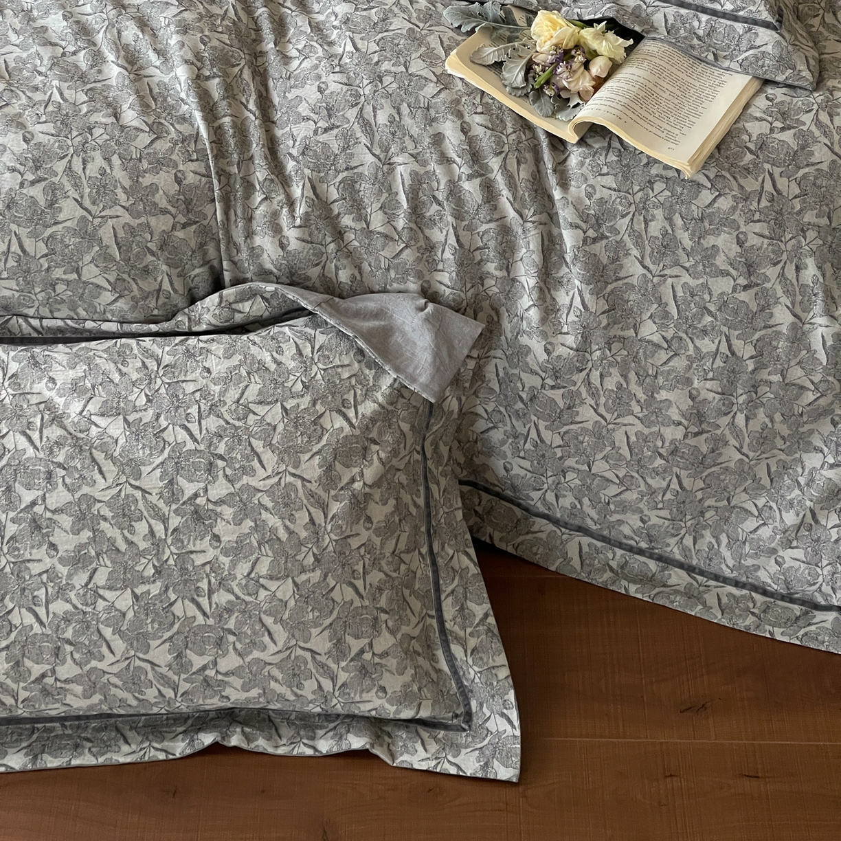 91家纺网 家纺一手货源 找家纺 云上 2026春夏新款全棉纯棉色织提花宽边压丝绒带四件套-乔木（活动后/券后售价 不低于358 上架参考价428起） 乔木-灰