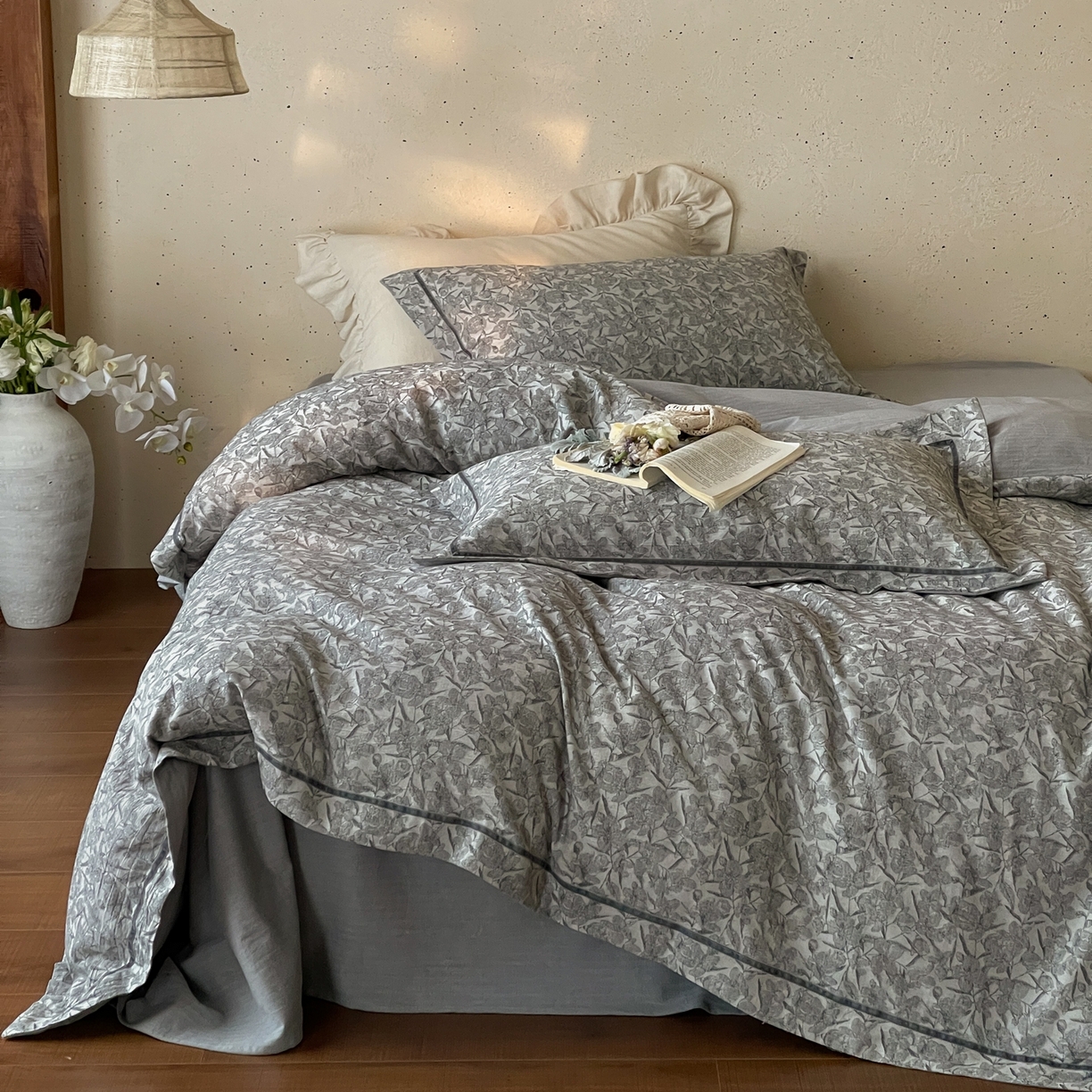 91家纺网 家纺一手货源 找家纺 云上 2026春夏新款全棉纯棉色织提花宽边压丝绒带四件套-乔木（活动后/券后售价 不低于358 上架参考价428起） 乔木-灰