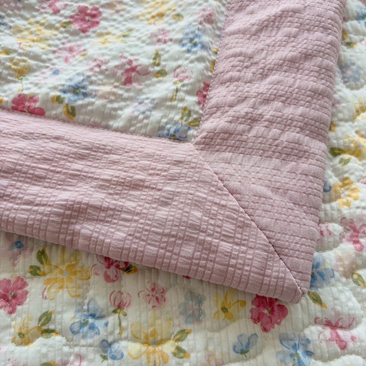 91家纺网 家纺一手货源 找家纺 绒耀家纺 2026春夏直播爆款泡芙棉云感双层纱皱皱纱韩式花边床盖四件套 粉黛