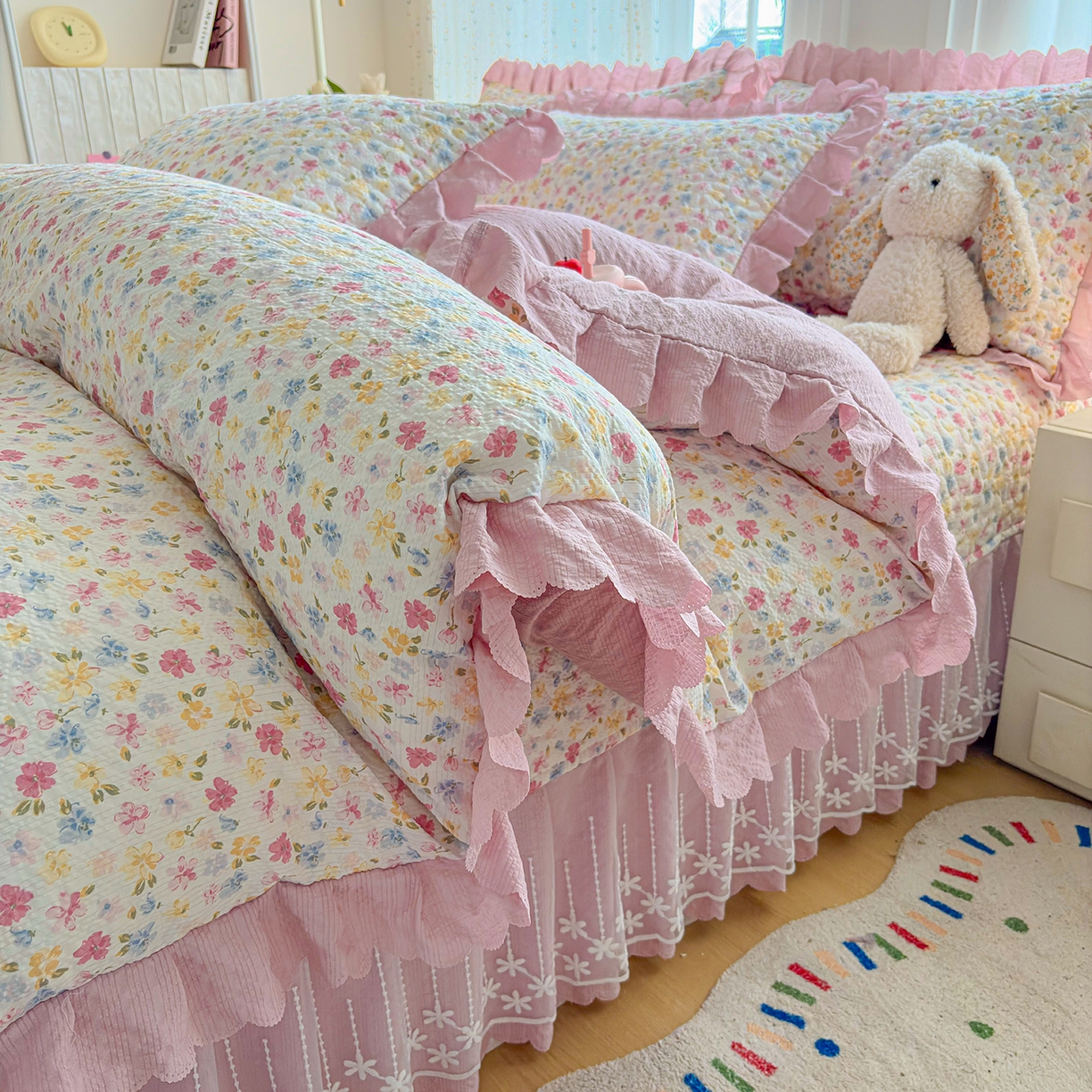 91家纺网 家纺一手货源 找家纺 绒耀家纺 2026春夏直播爆款泡芙棉云感双层纱皱皱纱韩式花边床盖四件套 粉黛