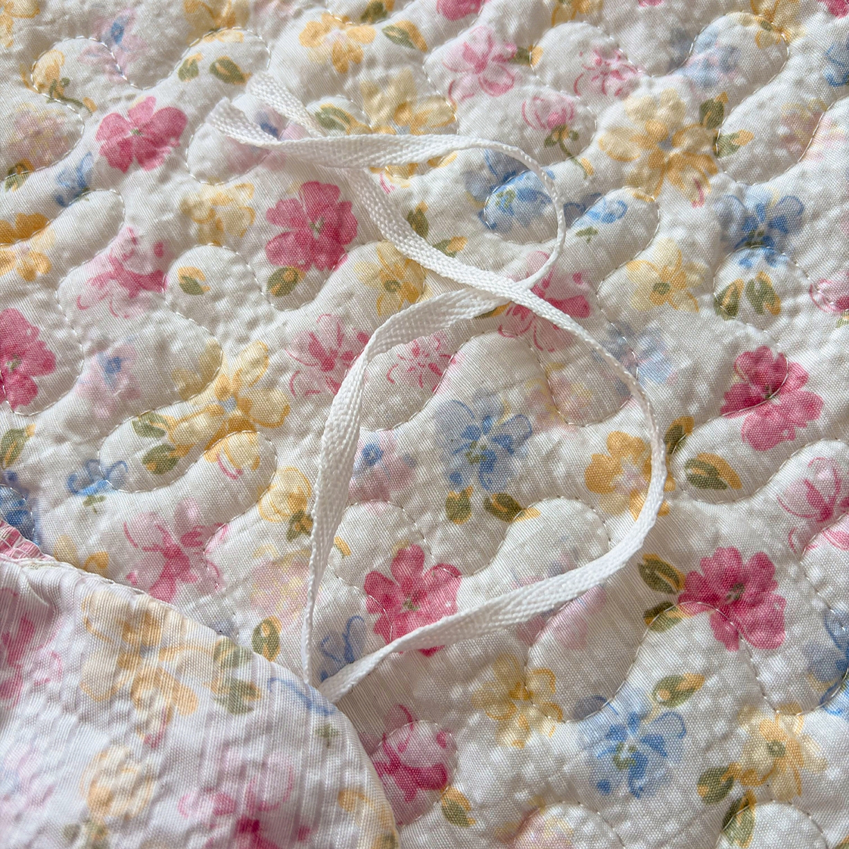 91家纺网 家纺一手货源 找家纺 绒耀家纺 2026春夏直播爆款泡芙棉云感双层纱皱皱纱韩式花边床盖四件套 粉黛