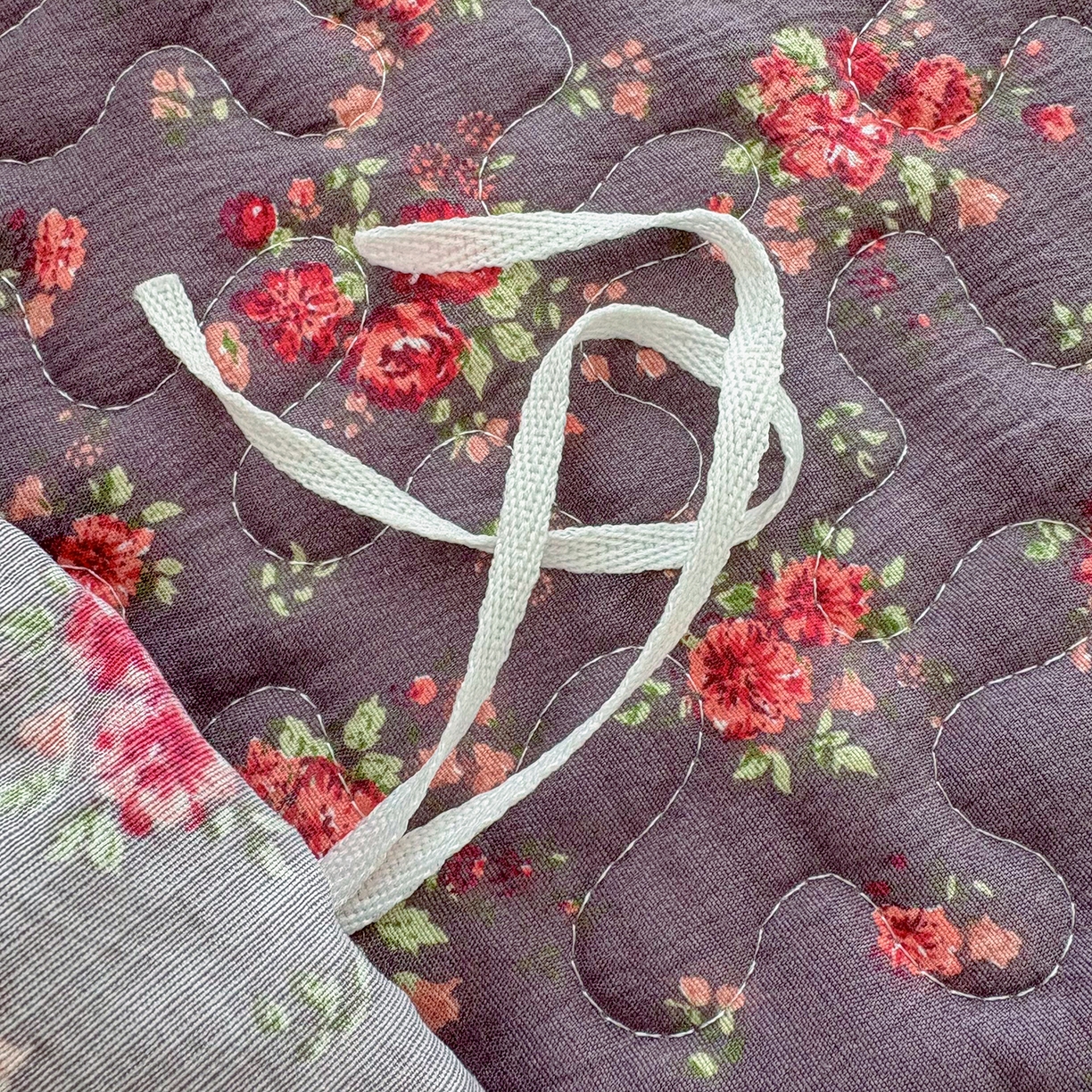 91家纺网 家纺一手货源 找家纺 绒耀家纺 2026春夏直播爆款泡芙棉云感双层纱皱皱纱韩式花边床盖四件套 花仙谷