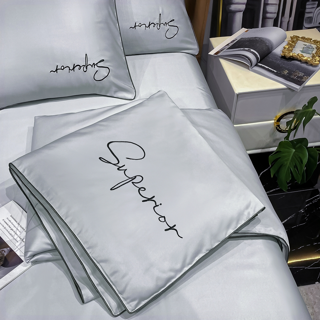 91家纺网 家纺一手货源 找家纺 绒城 2026新款字母刺绣水洗天丝夏被夏凉被空调被四件套-字母 字母气质灰