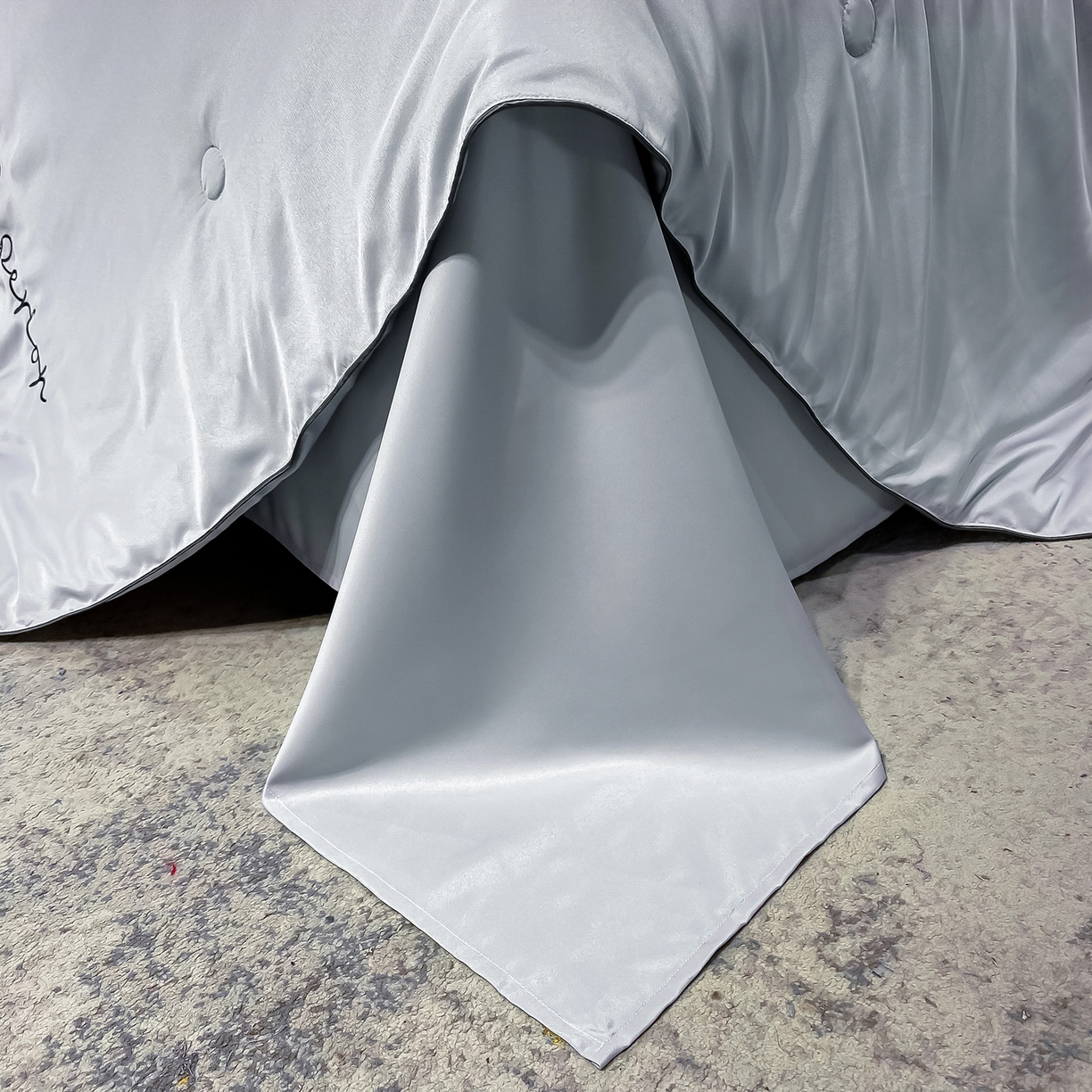 91家纺网 家纺一手货源 找家纺 绒城 2026新款字母刺绣水洗天丝夏被夏凉被空调被四件套-字母 字母气质灰