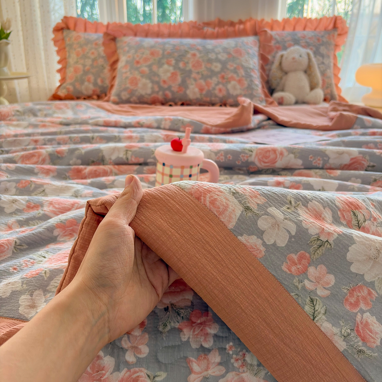 91家纺网 家纺一手货源 找家纺 绒耀家纺 2026春夏直播爆款泡芙棉云感双层纱皱皱纱韩式花边床盖四件套 莫奈花园