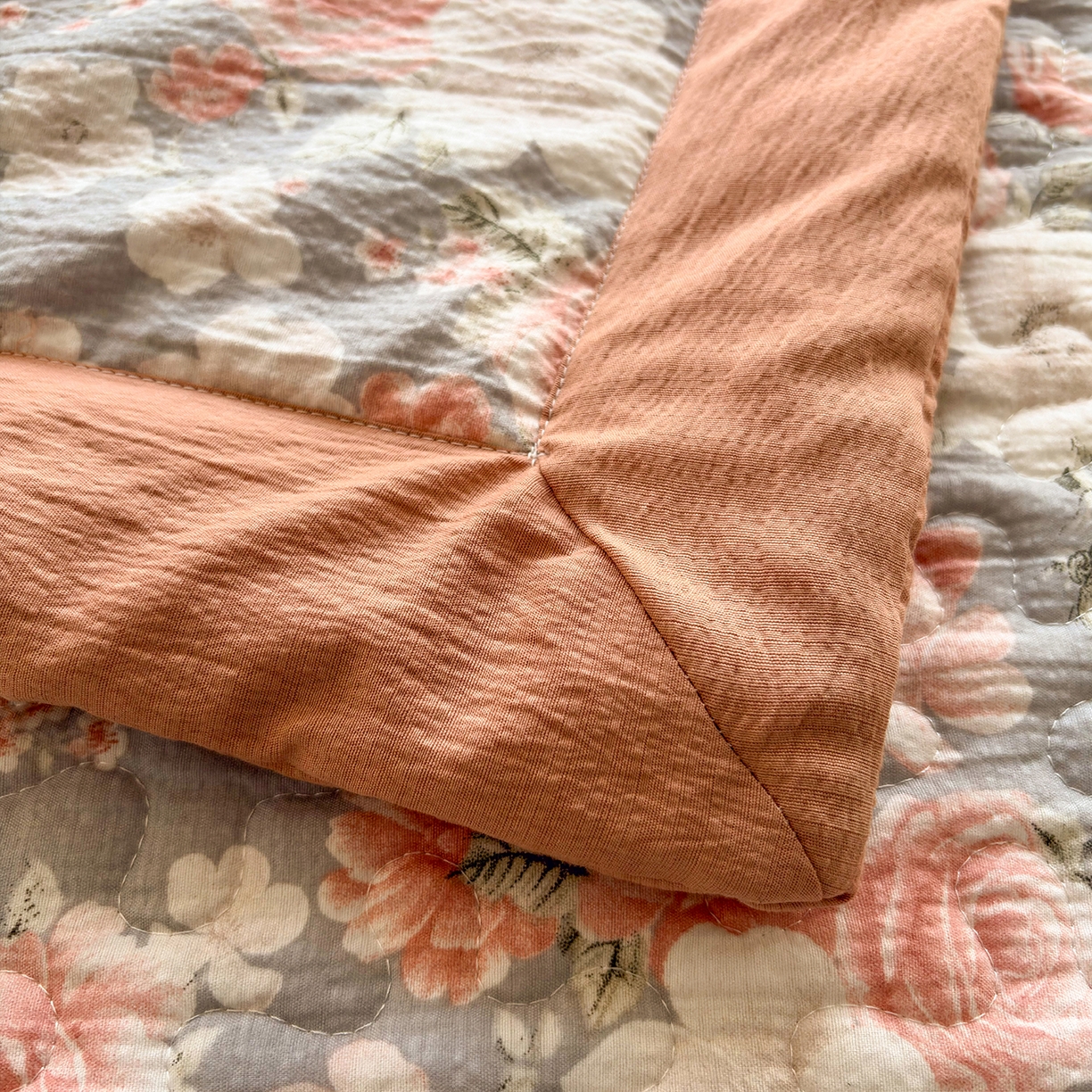 91家纺网 家纺一手货源 找家纺 绒耀家纺 2026春夏直播爆款泡芙棉云感双层纱皱皱纱韩式花边床盖四件套 莫奈花园