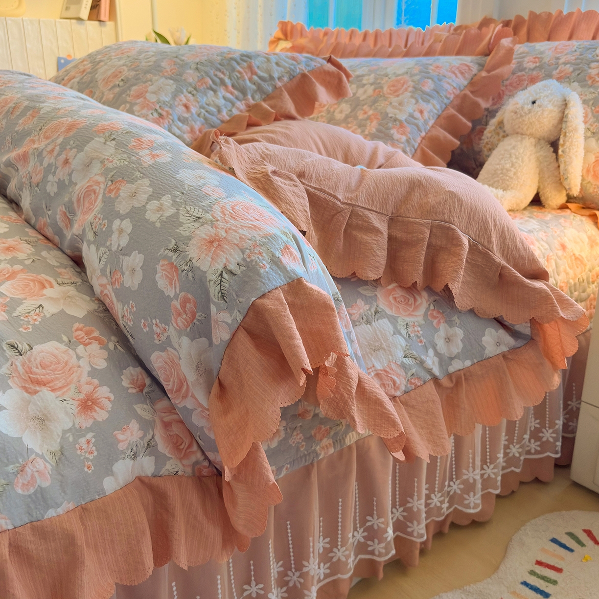 91家纺网 家纺一手货源 找家纺 绒耀家纺 2026春夏直播爆款泡芙棉云感双层纱皱皱纱韩式花边床盖四件套 莫奈花园