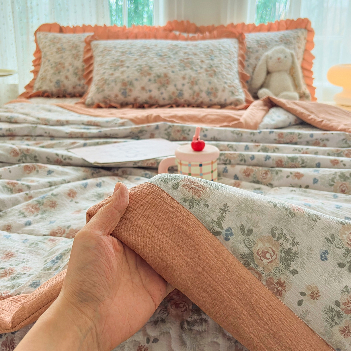 91家纺网 家纺一手货源 找家纺 绒耀家纺 2026春夏直播爆款泡芙棉云感双层纱皱皱纱韩式花边床盖四件套 蔷薇