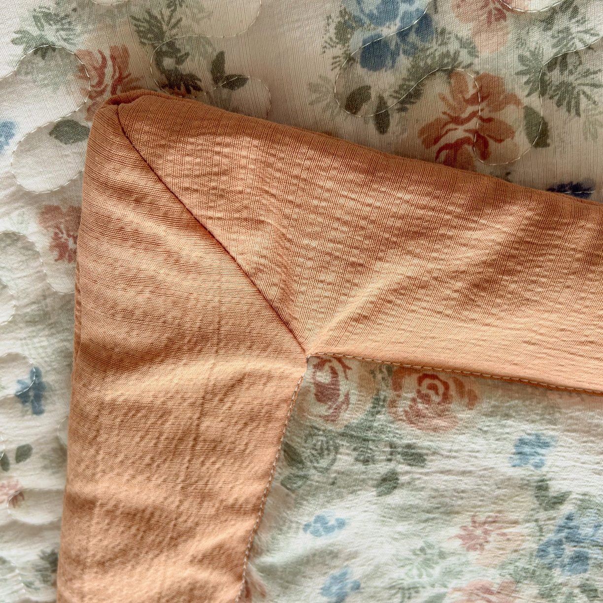 91家纺网 家纺一手货源 找家纺 绒耀家纺 2026春夏直播爆款泡芙棉云感双层纱皱皱纱韩式花边床盖四件套 蔷薇