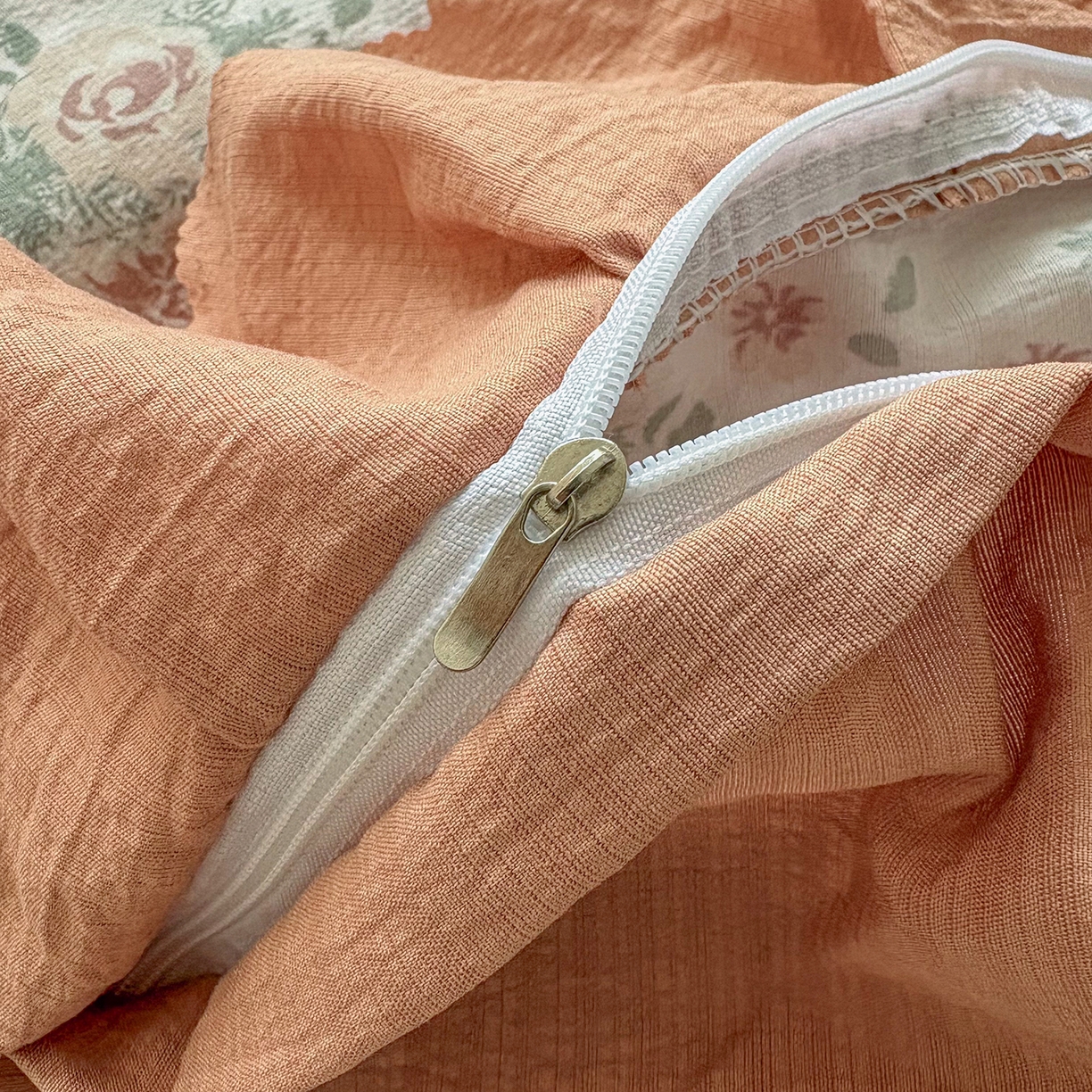 91家纺网 家纺一手货源 找家纺 绒耀家纺 2026春夏直播爆款泡芙棉云感双层纱皱皱纱韩式花边床盖四件套 蔷薇