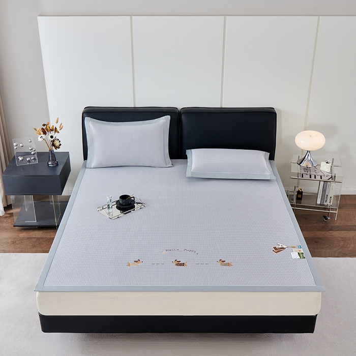 91家纺网 家纺一手货源 找家纺 （总）小牛席业 2026新款腊肠狗绣花凉感冰丝席凉席席子