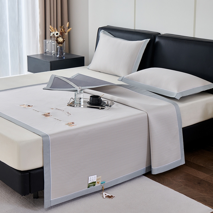 91家纺网 家纺一手货源 找家纺 （总）小牛席业 2026新款腊肠狗绣花凉感冰丝席凉席席子