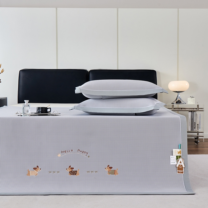 91家纺网 家纺一手货源 找家纺 小牛席业 2026新款腊肠狗绣花凉感冰丝席凉席席子 腊肠狗-灰色