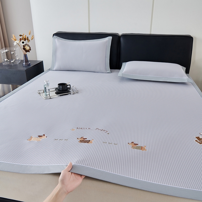 91家纺网 家纺一手货源 找家纺 小牛席业 2026新款腊肠狗绣花凉感冰丝席凉席席子 腊肠狗-灰色