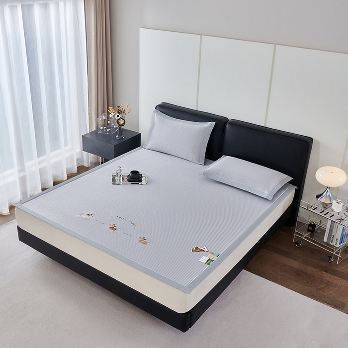 91家纺网 家纺一手货源 找家纺 小牛席业 2026新款腊肠狗绣花凉感冰丝席凉席席子 腊肠狗-灰色