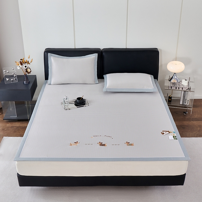 91家纺网 家纺一手货源 找家纺 小牛席业 2026新款腊肠狗绣花凉感冰丝席凉席席子 腊肠狗-香槟