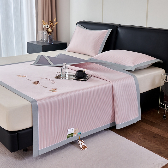 91家纺网 家纺一手货源 找家纺 （总）小牛席业 2026新款腊肠狗绣花凉感冰丝席凉席席子