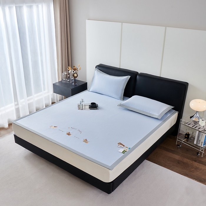 91家纺网 家纺一手货源 找家纺 小牛席业 2026新款腊肠狗绣花凉感冰丝席凉席席子 腊肠狗-蓝色