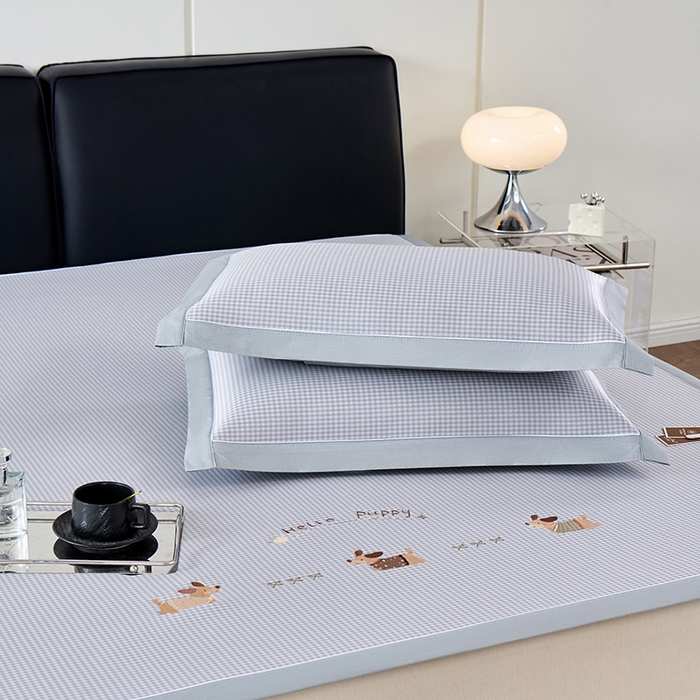 91家纺网 家纺一手货源 找家纺 小牛席业 2026新款腊肠狗绣花凉感冰丝席凉席席子 腊肠狗-灰色