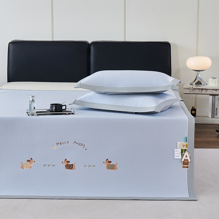 91家纺网 家纺一手货源 找家纺 小牛席业 2026新款腊肠狗绣花凉感冰丝席凉席席子 腊肠狗-蓝色