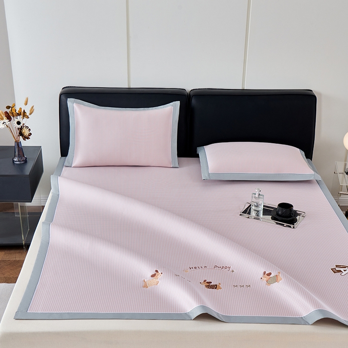 91家纺网 家纺一手货源 找家纺 小牛席业 2026新款腊肠狗绣花凉感冰丝席凉席席子 腊肠狗-粉色