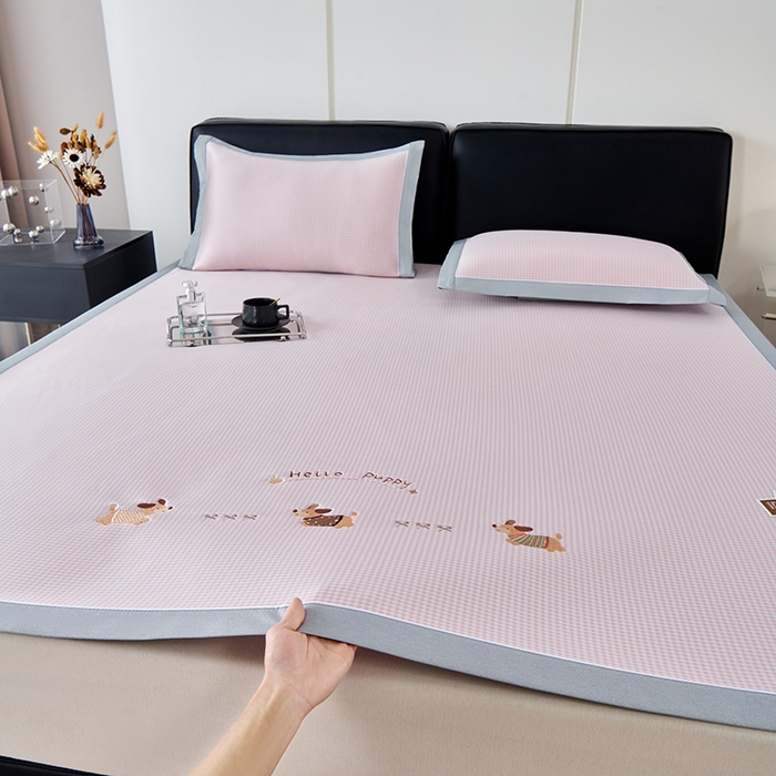 91家纺网 家纺一手货源 找家纺 小牛席业 2026新款腊肠狗绣花凉感冰丝席凉席席子 腊肠狗-粉色