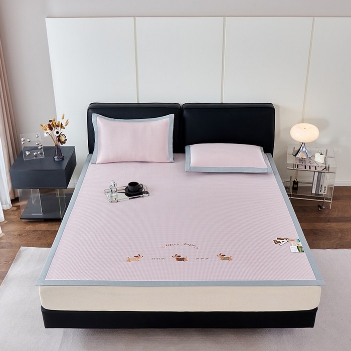 91家纺网 家纺一手货源 找家纺 小牛席业 2026新款腊肠狗绣花凉感冰丝席凉席席子 腊肠狗-粉色