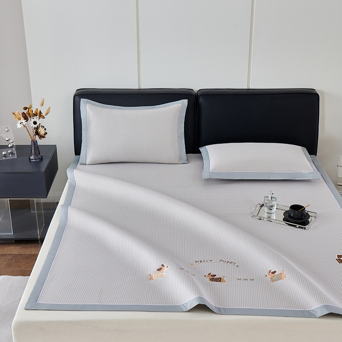 91家纺网 家纺一手货源 找家纺 小牛席业 2026新款腊肠狗绣花凉感冰丝席凉席席子 腊肠狗-香槟