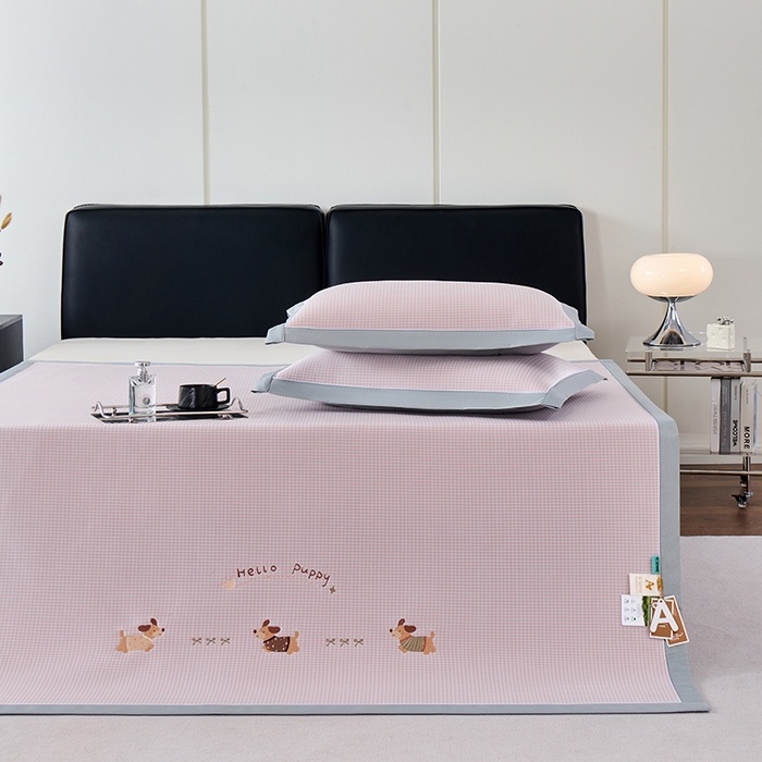 91家纺网 家纺一手货源 找家纺 小牛席业 2026新款腊肠狗绣花凉感冰丝席凉席席子 腊肠狗-粉色