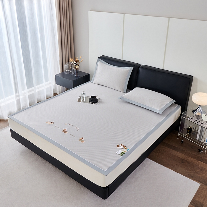 91家纺网 家纺一手货源 找家纺 小牛席业 2026新款腊肠狗绣花凉感冰丝席凉席席子 腊肠狗-香槟