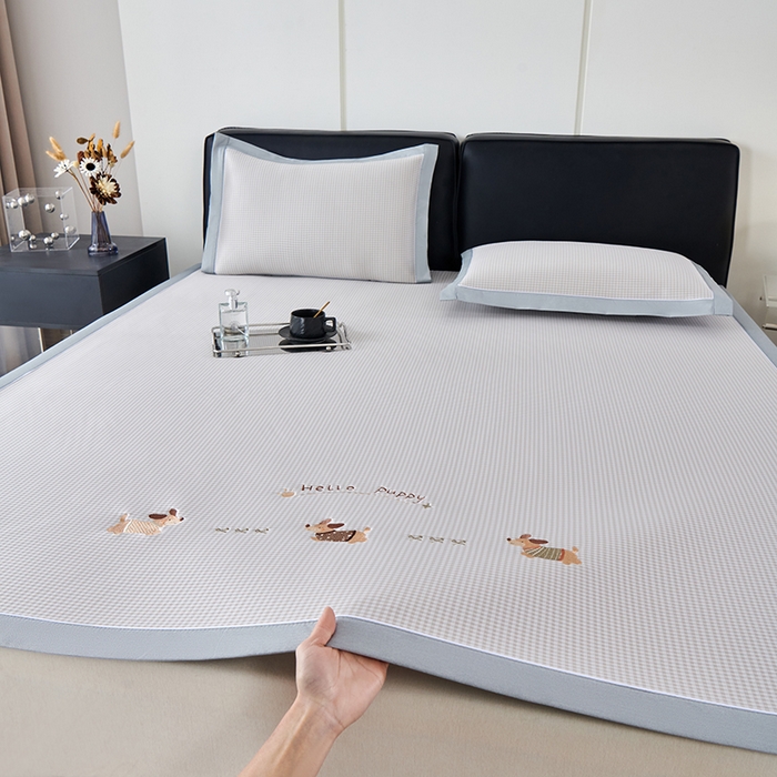 91家纺网 家纺一手货源 找家纺 小牛席业 2026新款腊肠狗绣花凉感冰丝席凉席席子 腊肠狗-香槟