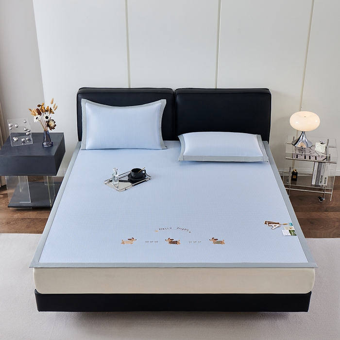 91家纺网 家纺一手货源 找家纺 小牛席业 2026新款腊肠狗绣花凉感冰丝席凉席席子 腊肠狗-蓝色