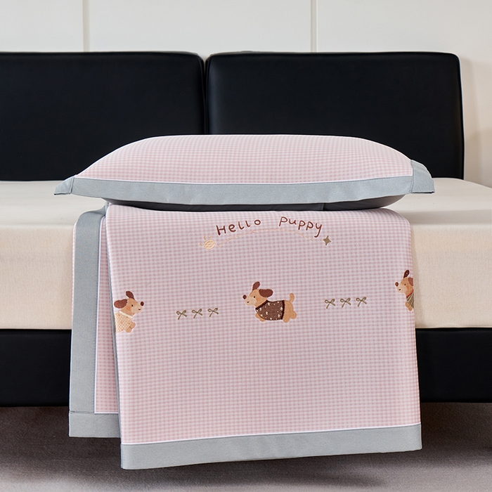 91家纺网 家纺一手货源 找家纺 小牛席业 2026新款腊肠狗绣花凉感冰丝席凉席席子 腊肠狗-粉色