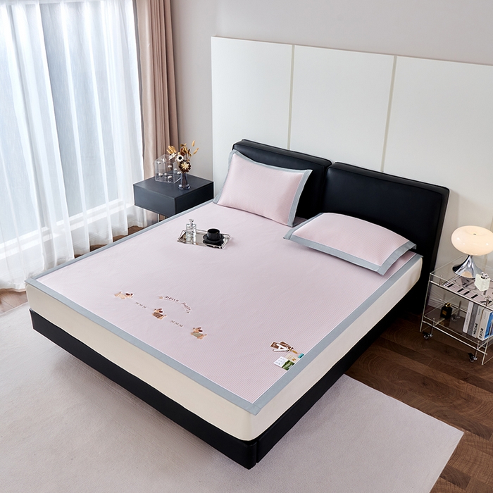 91家纺网 家纺一手货源 找家纺 小牛席业 2026新款腊肠狗绣花凉感冰丝席凉席席子 腊肠狗-粉色