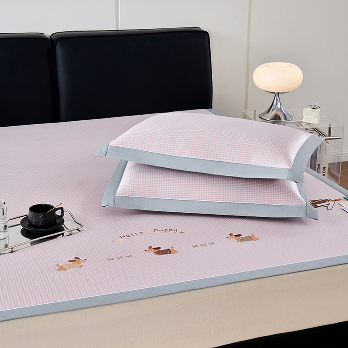 91家纺网 家纺一手货源 找家纺 小牛席业 2026新款腊肠狗绣花凉感冰丝席凉席席子 腊肠狗-粉色